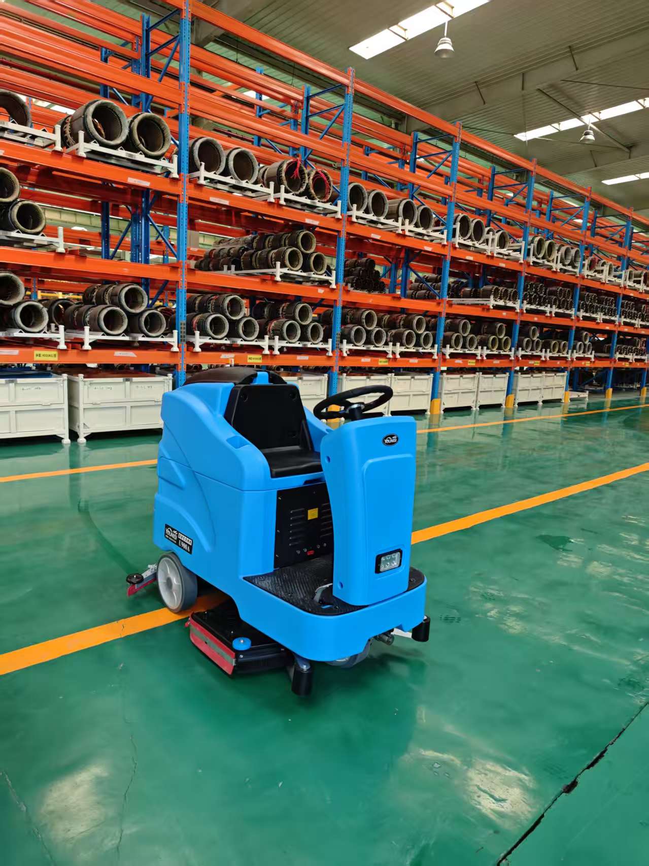 Professional Cleaning Solution: How to Choose Between Floor Scrubbers and Sweepers for Different Commercial Environments