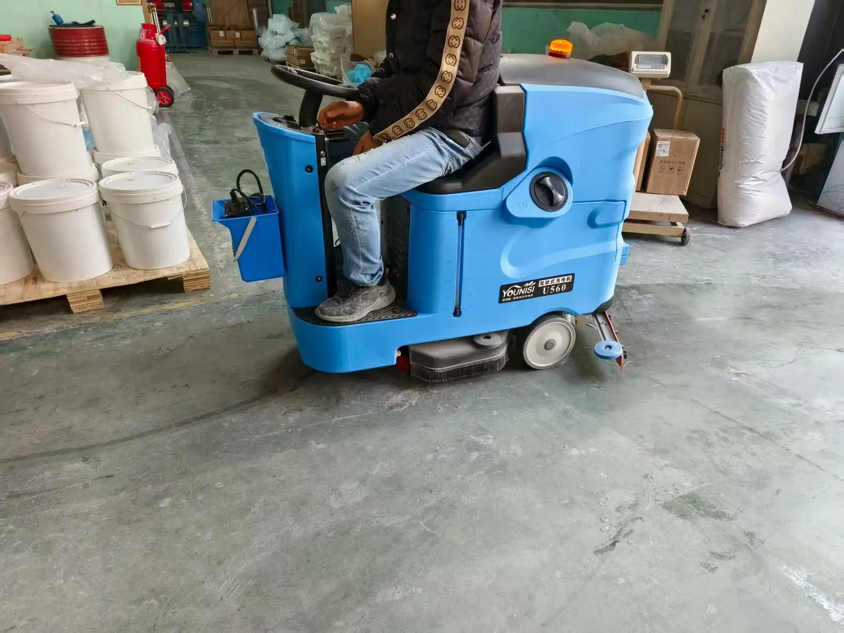 My Workshop Has Never Been This Clean in Over a Decade! Younisi Floor Scrubber Thoroughly Solved the Cleaning Challenges in My Silicone Processing Workshop