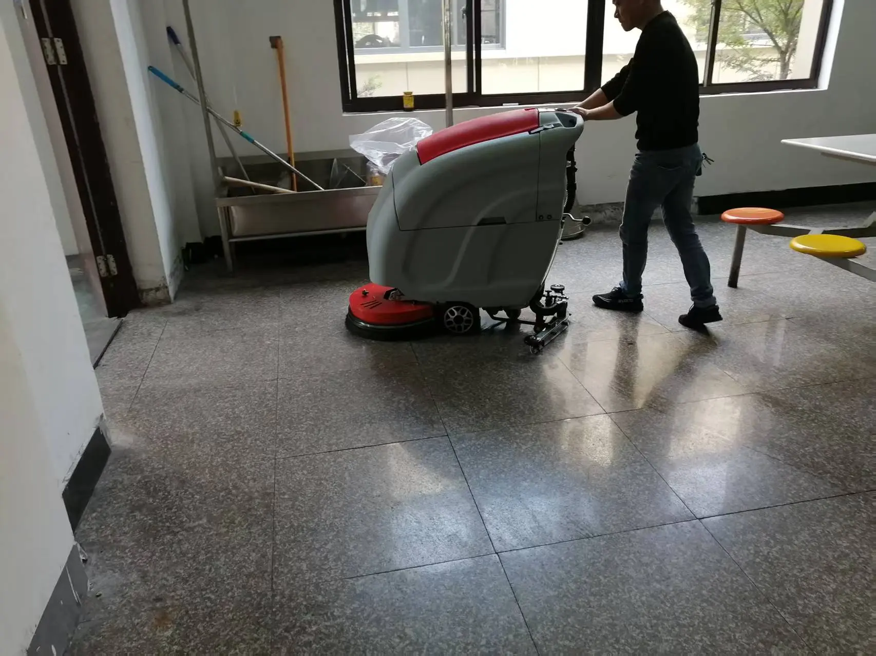 Bidding Farewell to Slippery Floor Hazards: Younisi L520BT Walk-behind Scrubber Drier Becomes the "Safety Guardian" of Our School Canteen Posted by: Lao Zhang (Procurement Officer, Canteen of a Key Se