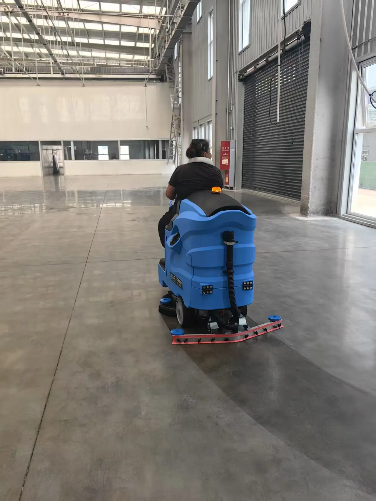 How Does a Floor Scrubber Work?